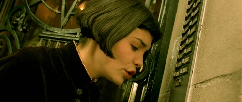 Still frame 81 from Amelie (2001) directed by Jean-Pierre Jeunet