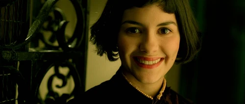 Still frame 82 from Amelie (2001) directed by Jean-Pierre Jeunet