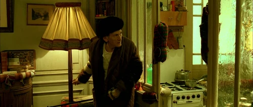 Still frame 84 from Amelie (2001) directed by Jean-Pierre Jeunet