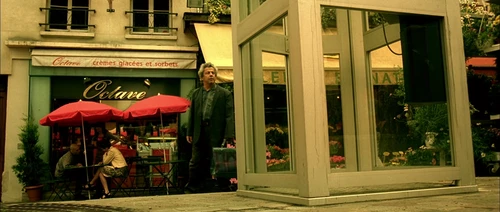 Still frame 93 from Amelie (2001) directed by Jean-Pierre Jeunet