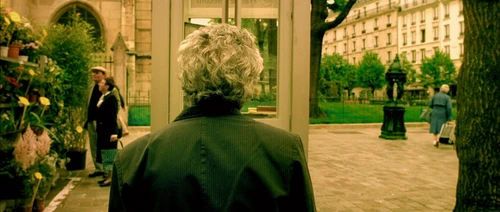 Still frame 94 from Amelie (2001) directed by Jean-Pierre Jeunet