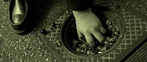 Still frame 100 from Amelie (2001) directed by Jean-Pierre Jeunet