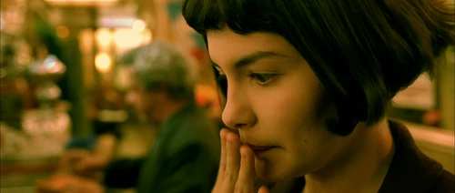 Still frame 105 from Amelie (2001) directed by Jean-Pierre Jeunet