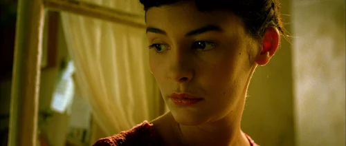 Still frame 112 from Amelie (2001) directed by Jean-Pierre Jeunet