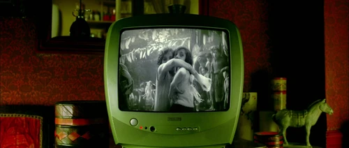 Still frame 113 from Amelie (2001) directed by Jean-Pierre Jeunet