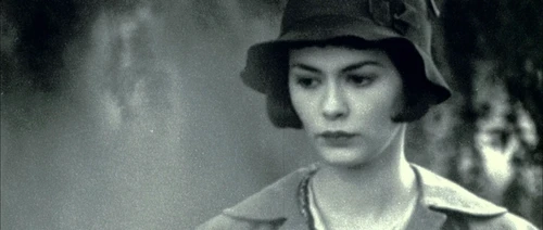 Still frame 117 from Amelie (2001) directed by Jean-Pierre Jeunet