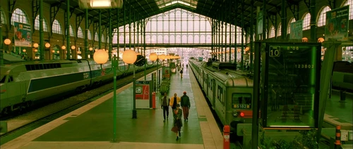 Still frame 122 from Amelie (2001) directed by Jean-Pierre Jeunet