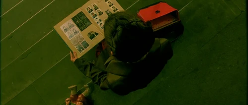 Still frame 128 from Amelie (2001) directed by Jean-Pierre Jeunet