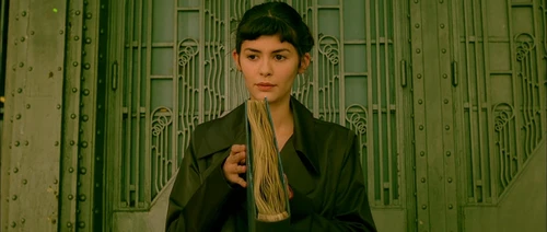Still frame 129 from Amelie (2001) directed by Jean-Pierre Jeunet