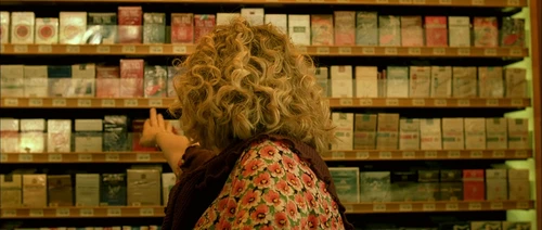 Still frame 130 from Amelie (2001) directed by Jean-Pierre Jeunet