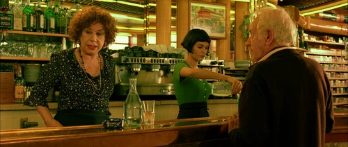 Still frame 132 from Amelie (2001) directed by Jean-Pierre Jeunet