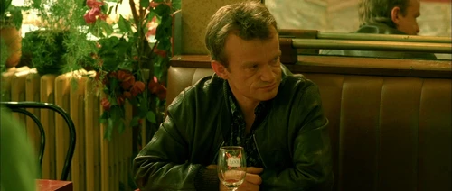Still frame 134 from Amelie (2001) directed by Jean-Pierre Jeunet