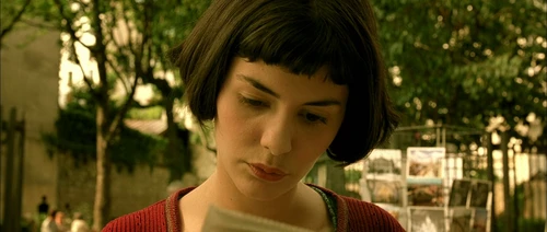 Still frame 142 from Amelie (2001) directed by Jean-Pierre Jeunet