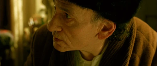 Still frame 146 from Amelie (2001) directed by Jean-Pierre Jeunet