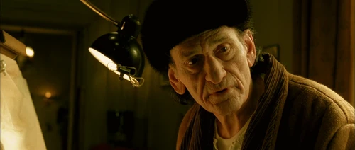 Still frame 149 from Amelie (2001) directed by Jean-Pierre Jeunet