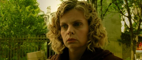 Still frame 159 from Amelie (2001) directed by Jean-Pierre Jeunet