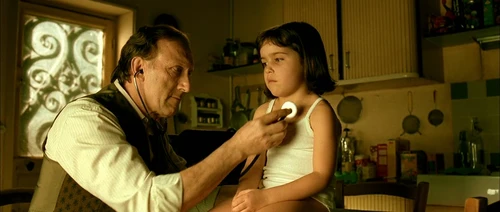 Still frame 11 from Amelie (2001) directed by Jean-Pierre Jeunet