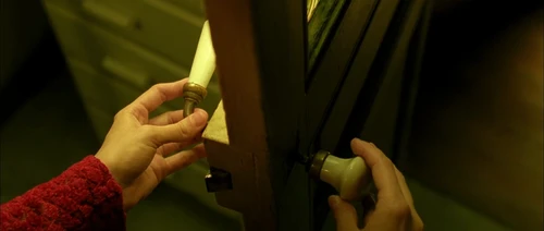 Still frame 166 from Amelie (2001) directed by Jean-Pierre Jeunet