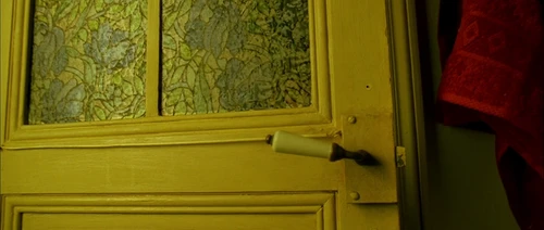 Still frame 179 from Amelie (2001) directed by Jean-Pierre Jeunet