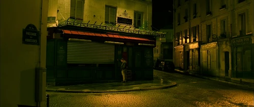 Still frame 181 from Amelie (2001) directed by Jean-Pierre Jeunet
