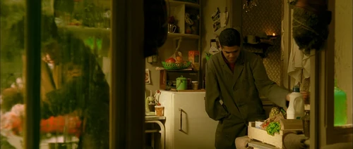 Still frame 190 from Amelie (2001) directed by Jean-Pierre Jeunet