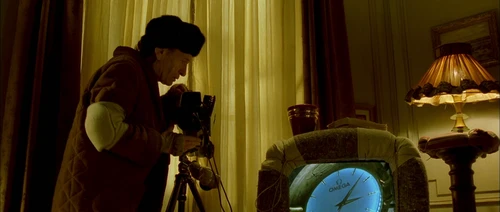 Still frame 194 from Amelie (2001) directed by Jean-Pierre Jeunet