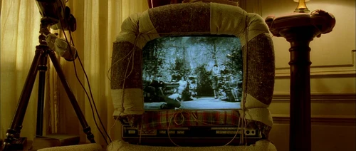 Still frame 195 from Amelie (2001) directed by Jean-Pierre Jeunet