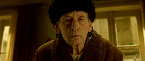 Still frame 196 from Amelie (2001) directed by Jean-Pierre Jeunet