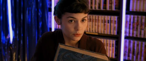 Still frame 208 from Amelie (2001) directed by Jean-Pierre Jeunet