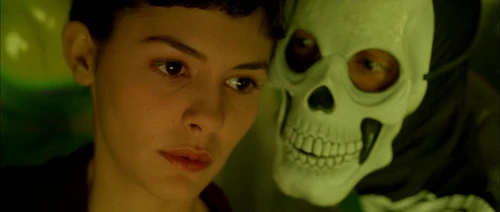 Still frame 215 from Amelie (2001) directed by Jean-Pierre Jeunet