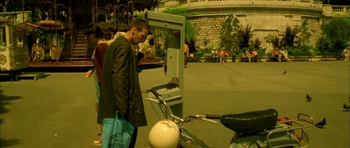 Still frame 220 from Amelie (2001) directed by Jean-Pierre Jeunet