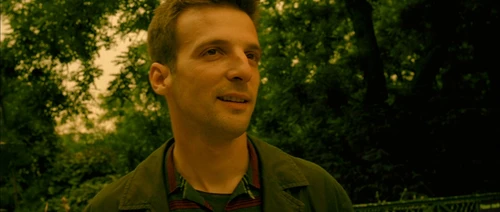 Still frame 223 from Amelie (2001) directed by Jean-Pierre Jeunet