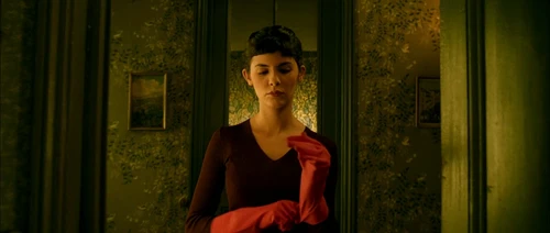 Still frame 242 from Amelie (2001) directed by Jean-Pierre Jeunet