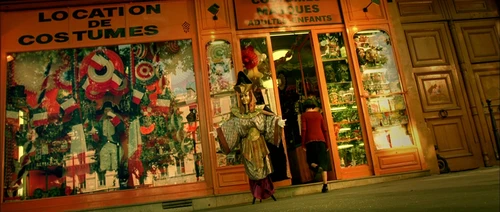 Still frame 262 from Amelie (2001) directed by Jean-Pierre Jeunet