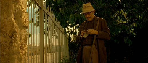 Still frame 282 from Amelie (2001) directed by Jean-Pierre Jeunet