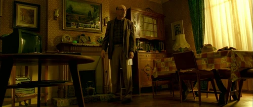 Still frame 283 from Amelie (2001) directed by Jean-Pierre Jeunet