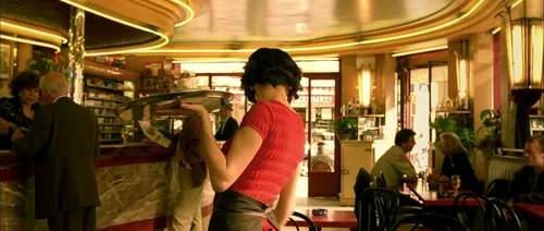 Still frame 27 from Amelie (2001) directed by Jean-Pierre Jeunet