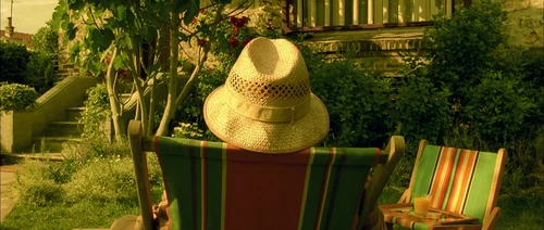Still frame 318 from Amelie (2001) directed by Jean-Pierre Jeunet