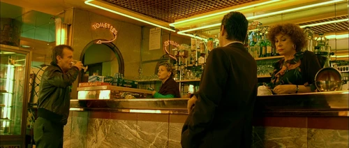 Still frame 320 from Amelie (2001) directed by Jean-Pierre Jeunet