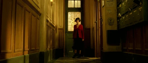 Still frame 327 from Amelie (2001) directed by Jean-Pierre Jeunet