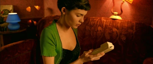 Still frame 335 from Amelie (2001) directed by Jean-Pierre Jeunet