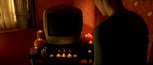 Still frame 336 from Amelie (2001) directed by Jean-Pierre Jeunet