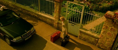 Still frame 348 from Amelie (2001) directed by Jean-Pierre Jeunet