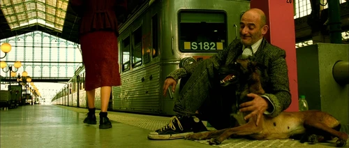 Still frame 32 from Amelie (2001) directed by Jean-Pierre Jeunet