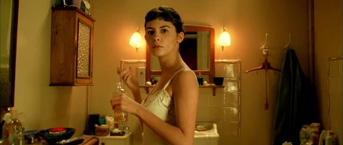 Still frame 43 from Amelie (2001) directed by Jean-Pierre Jeunet