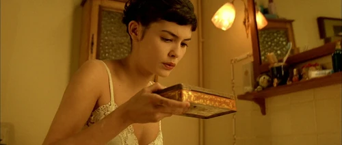 Still frame 46 from Amelie (2001) directed by Jean-Pierre Jeunet