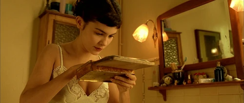 Still frame 47 from Amelie (2001) directed by Jean-Pierre Jeunet