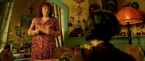 Still frame 55 from Amelie (2001) directed by Jean-Pierre Jeunet