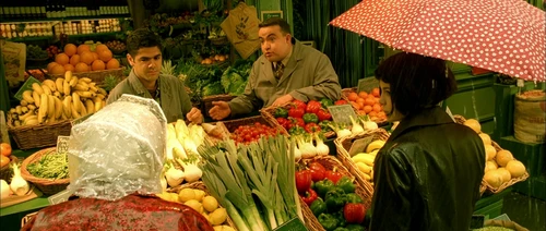 Still frame 59 from Amelie (2001) directed by Jean-Pierre Jeunet