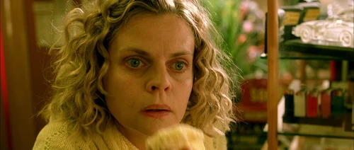 Still frame 73 from Amelie (2001) directed by Jean-Pierre Jeunet